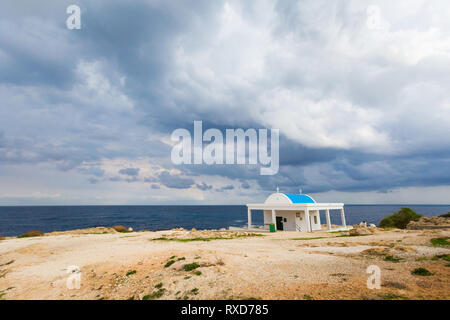 Splendida Cape Greco Anargyroi Ayioi cappella durante le nuvole. Paesaggio scattate sull isola di Cipro. Foto Stock