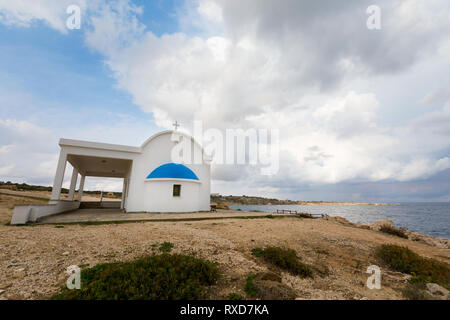 Splendida Cape Greco Anargyroi Ayioi cappella durante le nuvole. Paesaggio scattate sull isola di Cipro. Foto Stock