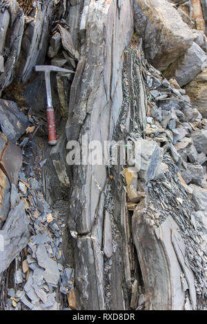 Martello geologico sulle rocce Foto Stock