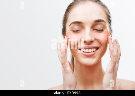 Occhi maschera patch cosmetici sotto donna chiudere gli occhi Foto Stock