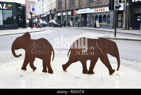 Scultura di elefante in centro città, Colchester, Essex, Regno Unito Foto Stock