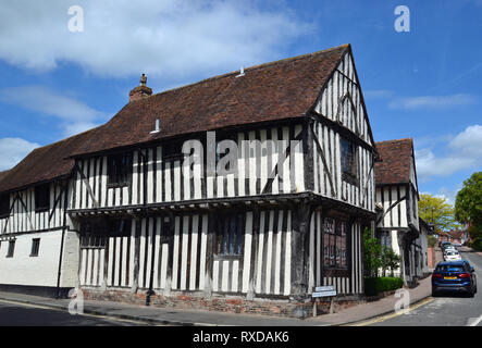 Storico Tudor a struttura mista in legno e muratura edifici a Lavenham, Suffolk, Regno Unito. Giornata di sole. Foto Stock