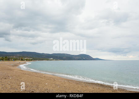 Latsi bellissimo villaggio di pescatori sull'isola di Cipro. Paesaggio scattate durante le nuvole. Foto Stock