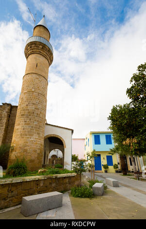 Bellissima architettura antica piena di arte di strada cipriota di Nicosia. Paesaggio urbano prese sulla isola di Cipro. Foto Stock