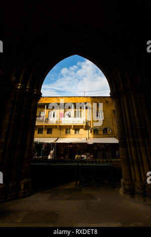 Bella e antica architettura di turco Moschea Selimiye a Nicosia. Paesaggio urbano prese sulla isola di Cipro. Foto Stock