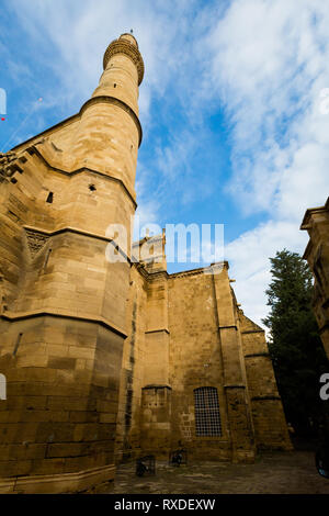 Bella e antica architettura di turco Moschea Selimiye a Nicosia. Paesaggio urbano prese sulla isola di Cipro. Foto Stock