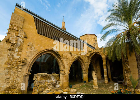 Bella e antica architettura di turco Moschea Selimiye a Nicosia. Paesaggio urbano prese sulla isola di Cipro. Foto Stock