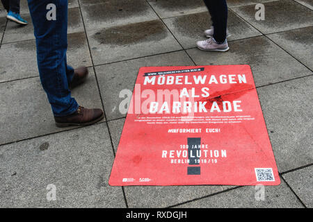 Berlino, Germania. 8 Mar 2019. Mostra celebra i suoi cento anni di Rivoluzione 1918-1919 utilizzando cartelloni, informazioni torri e un arredamento mobili van per documentare gli eventi storici. Durante il mese di novembre rivoluzione furgoni mobili sono stati usati come barricate e un arredamento storico van è un elemento centrale di questo inverno tema espositivo che documenti l'evento. Novembre 2018 ha segnato il centesimo anniversario della fine della Prima Guerra Mondiale e la rivoluzione di novembre. Credito: Eden Breitz/Alamy Live News Foto Stock