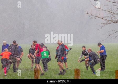 Northampton, Regno Unito. 8 marzo 2019. Dopo una bella giornata di sole per iniziare la giornata, heavy rain è venuto in midmorning ammollo le persone che fanno il loro tenersi in forma in classi di Abington Park. Credito: Keith J Smith./Alamy Live News Foto Stock