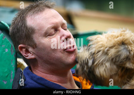 Birmingham, Regno Unito. 9 Marzo, 2019. Un affettuoso momento tra un cane e il suo proprietario. Credito: Pietro Lopeman/Alamy Live News Foto Stock