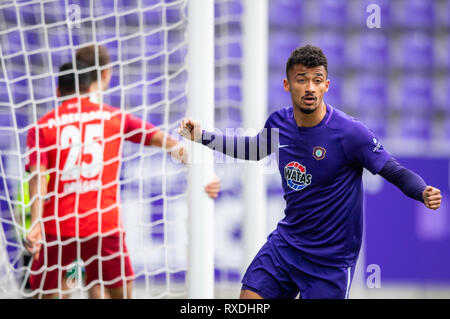 Aue, Germania. 09Mar, 2019. Calcio: Seconda Bundesliga, Erzgebirge Aue - SC Paderborn 07, XXV Giornata nel Sparkassen-Erzgebirgsstadion. Aues Emmanuel Iyoha esulta dopo il suo obiettivo di 1-0. Credito: Robert Michael/dpa-Zentralbild/dpa - NOTA IMPORTANTE: In conformità con i requisiti del DFL Deutsche Fußball Liga o la DFB Deutscher Fußball-Bund, è vietato utilizzare o hanno utilizzato fotografie scattate allo stadio e/o la partita in forma di sequenza di immagini e/o video-come sequenze di foto./dpa/Alamy Live News Foto Stock