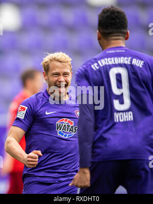 Aue, Germania. 09Mar, 2019. Calcio: Seconda Bundesliga, Erzgebirge Aue - SC Paderborn 07, XXV Giornata nel Sparkassen-Erzgebirgsstadion. Aues Emmanuel Iyoha (r) cheers dopo il suo obiettivo di 1-0 con Jan Hochscheidt. Credito: Robert Michael/dpa-Zentralbild/dpa - NOTA IMPORTANTE: In conformità con i requisiti del DFL Deutsche Fußball Liga o la DFB Deutscher Fußball-Bund, è vietato utilizzare o hanno utilizzato fotografie scattate allo stadio e/o la partita in forma di sequenza di immagini e/o video-come sequenze di foto./dpa/Alamy Live News Foto Stock