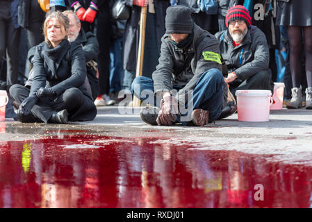 La protesta del gruppo la ribellione di estinzione stanno manifestando contro la presunta mancanza di progressi contro il cambiamento climatico in un azione intitolato "Il sangue dei nostri bambini - un atto di disobbedienza civile". I dimostranti portavano Costume funebre per denotare la morte del pianeta e si versa sangue finto sul pavimento su Whitehall al di fuori di Downing Street Foto Stock