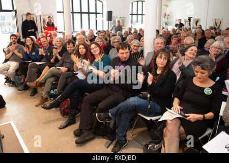 Göttingen, Germania. Il 9 marzo 2019. I laureati dell'associazione "Jewish Voice solo per la pace in Medio Oriente" da Berlino sono nella parte anteriore le righe di Göttingen pace cerimonia di premiazione. Il dott. Roland Röhl Foundation è stato aggiudicazione la pace di Göttingen Premio dal 1999. Essa promuove il conflitto e la ricerca di pace e che è dotata di 3000 euro. Foto: Swen Pf?rtner/dpa Credito: dpa picture alliance/Alamy Live News Foto Stock