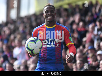 Londra, Regno Unito. 9 Mar, 2019. Wilfried Zaha di Palazzo raffigurato durante il 2018/19 Premier League tra Crystal Palace FC e Brighton & Hove Albion a Selhurst Park. Solo uso editoriale, è richiesta una licenza per uso commerciale. Nessun uso in scommesse, giochi o un singolo giocatore/club/league pubblicazione. Credito: Sandu Iftode/Alamy Live News Foto Stock