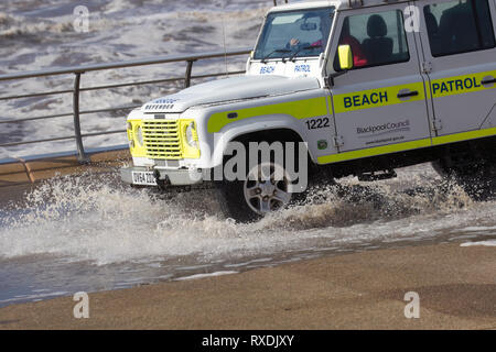 Blackpool, Lancashire, Regno Unito. 9 Marzo, 2019. Regno Unito Meteo. Venti forti sul lungomare a marea alta. Credito; MediaWorldImages/AlamyLiveNews Foto Stock