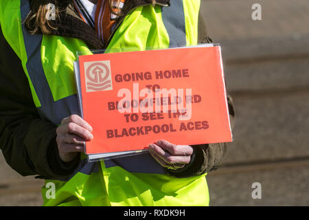 Blackpool, Lancashire, Regno Unito. 9 Marzo, 2019. I sostenitori di Blackpool si raccolgono sul lungomare prima della partita in casa a Bloomfield Road per celebrare la destituzione di Owen Oyston dal club di calcio. Blackpool FC lungo sofferenza appassionati hanno finalmente un loro club back & stanno ritornando a vedere il loro gioco di squadra. Il giorno è finalmente giunta per Blackpool di boicottare le ventole per tornare a casa e sostenere il loro team. Credito: MediaWorldImages/AlamyLiveNews Foto Stock