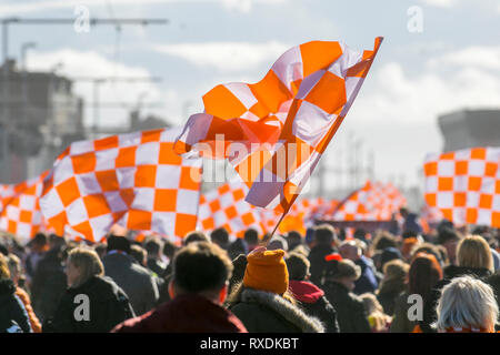 Blackpool, Lancashire, Regno Unito. 9 Marzo, 2019. I sostenitori di Blackpool si raccolgono sul lungomare prima della partita in casa a Bloomfield Road per celebrare la destituzione di Owen Oyston dal club di calcio. Blackpool FC lungo sofferenza appassionati hanno finalmente un loro club back & stanno ritornando a vedere il loro gioco di squadra. Il giorno è finalmente giunta per Blackpool di boicottare le ventole per tornare a casa e sostenere il loro team. Credito: MediaWorldImages/AlamyLiveNews Foto Stock
