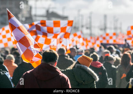 Blackpool, Lancashire, Regno Unito. 9 Marzo, 2019. I sostenitori di Blackpool si raccolgono sul lungomare prima della partita in casa a Bloomfield Road per celebrare la destituzione di Owen Oyston dal club di calcio. Blackpool FC lungo sofferenza appassionati hanno finalmente un loro club back & stanno ritornando a vedere il loro gioco di squadra. Il giorno è finalmente giunta per Blackpool di boicottare le ventole per tornare a casa e sostenere il loro team. Credito: MediaWorldImages/AlamyLiveNews Foto Stock