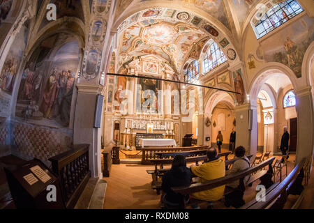 Leggiuno Italia. 09 marzo 2019. Eremo di Santa Caterina del Sasso è un cattolico romano monastero arroccato su di un costone roccioso sulla sponda orientale del Lago Maggiore. Rottura di Massa nel 1170 da Beatus Albertus e il suo corpo mummificato può essere visto all'interno dell'Eremo. Credito: Rodolfo Sassano/Alamy Live News Foto Stock