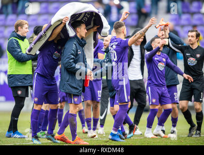 Aue, Germania. 09Mar, 2019. 09 marzo 2019, in Sassonia, Aue: Calcio: Seconda Bundesliga, Erzgebirge Aue - SC Paderborn 07, XXV Giornata nel Sparkassen-Erzgebirgsstadion. Mentre Aue i giocatori di allegria dopo il 2:1 vittoria, Jan Hochscheidt (l) getta una coperta di lana sopra il suo compagno di squadra Dominik Wydra (2a da l). Credito: dpa picture alliance/Alamy Live News Foto Stock