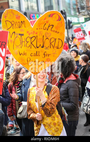 Londra, UK, 9 Mar 2019. Protesta donne all'evento. Migliaia di donne marzo attraverso il centro di Londra da Oxford Street a Trafalgar Square per protestare per porre fine alla violenza contro le donne, per la libertà e la giustizia in annuale di milioni di donne Luogo evento. Il tema di quest anno è "mai dimenticato". Credito: Imageplotter/Alamy Live News Foto Stock