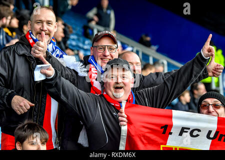 Londra, Regno Unito. 09Mar, 2019. I fan di Berlino seguenti Toni Leistner di Queens Park Rangers prima del cielo EFL scommessa lega 1 corrispondenza tra il centro di Luton e Coventry City a Kenilworth Road, Luton Inghilterra il 24 febbraio 2019. Foto di Phil Hutchinson. Solo uso editoriale, è richiesta una licenza per uso commerciale. Nessun uso in scommesse, giochi o un singolo giocatore/club/league pubblicazioni. Credit: UK Sports Pics Ltd/Alamy Live News Foto Stock