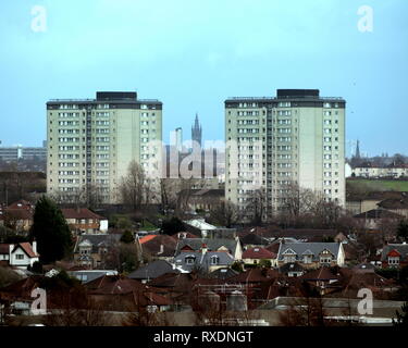 Glasgow, Scotland, Regno Unito, 9 marzo, 2019 UK Meteo: Primavera tempo soleggiato sul west end di Glasgow con l'università di clock tower intramezzato dalle torri su Great Western Road sulla A82 davanti a un empio previsioni di neve e di vento. Credito traghetto Gerard/Alamy Live News Foto Stock