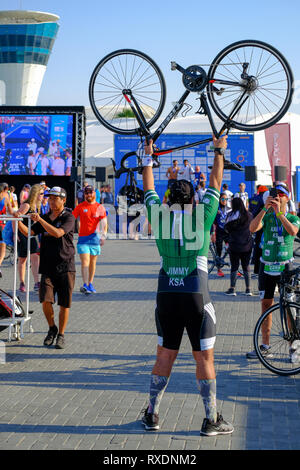 Abu Dhabi, negli Emirati Arabi Uniti. 09 marzo, 2019. - Abu Dhabi, Emirati arabi uniti: ultimo giorno del mondo Daman Triathlon e cerimonia di premiazione di Abu Dhabi. Credito: Fahd Khan/Alamy Live News Foto Stock