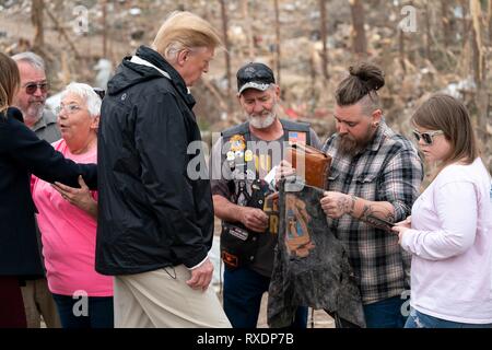 Opelika, Alabama, Stati Uniti d'America. Il giorno 08 marzo, 2019. Superstiti mostrano U.S presidente Donald Trump una bibbia e altri oggetti che sono stati lasciati da un tornado come si incontra con i residenti e le viste dei danni Marzo 8, 2019 in Opelika, Alabama. La regione è stata colpita da un tornado il 3 marzo uccidendo 23 persone. Credito: Planetpix/Alamy Live News Foto Stock