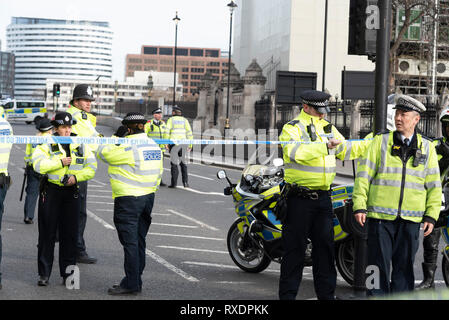 Un sospetto auto parcheggiate al di fuori del New Scotland Yard questura su Victoria Embankment, Westminster, London, Regno Unito causati alla polizia di lockdown e cancellare la zona intorno ad esso e il Westminster Bridge, incluse le operazioni di arresto traffico fluviale sul fiume Tamigi. La polizia ha rotto il lunotto posteriore della vettura per ottenere l'ingresso. La polizia di isolamento con cordone e messa in cancellazione di Westminster Bridge Road Foto Stock