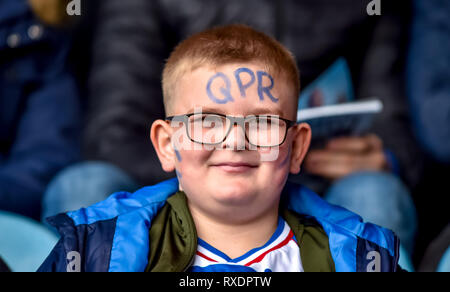 Londra, Regno Unito. 09Mar, 2019. QPR sostenitore al cielo EFL scommessa match del campionato tra Queens Park Rangers e Stoke City al Loftus Road Stadium, Londra, Inghilterra il 9 marzo 2019. Foto di Phil Hutchinson. Solo uso editoriale, è richiesta una licenza per uso commerciale. Nessun uso in scommesse, giochi o un singolo giocatore/club/league pubblicazioni. Credit: UK Sports Pics Ltd/Alamy Live News Foto Stock