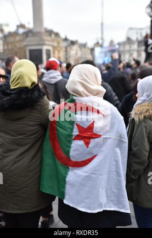 Trafalgar Square, Londra, Regno Unito. 9 Mar, 2019. Gli algerini a Londra per protestare contro il governo algerino e la mancanza di democrazia. Credito: Matteo Chattle/Alamy Live News Foto Stock