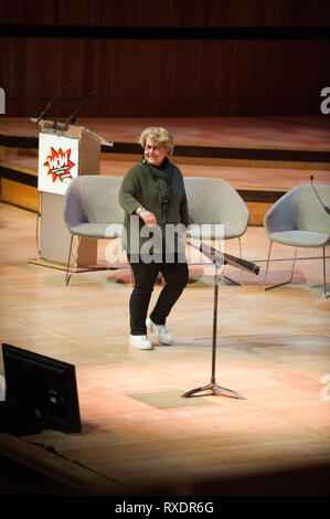 Londra, Regno Unito. 9 Mar, 2019. Sandy Toksvig visto parlando durante le donne del mondo festival. Sandy arriva sul palco con i suoni di una Dancing Queen, dancing via come Theresa Maggio al Southbank di Londra. Credito: Terry Scott/SOPA Immagini/ZUMA filo/Alamy Live News Foto Stock