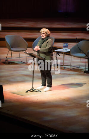 Londra, Regno Unito. 9 Mar, 2019. Sandy Toksvig visto parlando durante le donne del mondo festival. Sandy arriva sul palco con i suoni di una Dancing Queen, dancing via come Theresa Maggio al Southbank di Londra. Credito: Terry Scott/SOPA Immagini/ZUMA filo/Alamy Live News Foto Stock