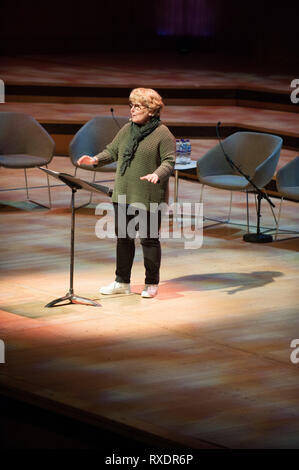 Londra, Regno Unito. 9 Mar, 2019. Sandy Toksvig visto parlando durante le donne del mondo festival. Sandy arriva sul palco con i suoni di una Dancing Queen, dancing via come Theresa Maggio al Southbank di Londra. Credito: Terry Scott/SOPA Immagini/ZUMA filo/Alamy Live News Foto Stock