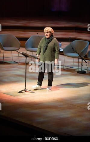 Londra, Regno Unito. 9 Mar, 2019. Sandy Toksvig visto parlando durante le donne del mondo festival. Sandy arriva sul palco con i suoni di una Dancing Queen, dancing via come Theresa Maggio al Southbank di Londra. Credito: Terry Scott/SOPA Immagini/ZUMA filo/Alamy Live News Foto Stock