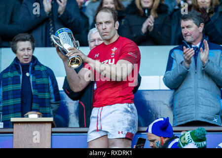 Lo stadio di Murrayfield, Edinburgh, Regno Unito. 9 Mar, 2019. Guinness Sei Nazioni di rugby, Scozia contro il Galles; Galles capitano Alun Wyn Jones riceve la Doddie Weir trophy da HRH Principessa Anne Credito: Azione Sport Plus/Alamy Live News Foto Stock
