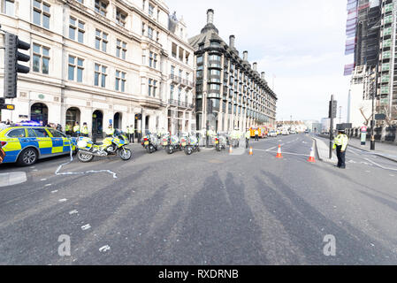 Un sospetto auto parcheggiate al di fuori del New Scotland Yard questura su Victoria Embankment, Westminster, London, Regno Unito causati alla polizia di lockdown e cancellare la zona intorno ad esso e il Westminster Bridge, incluse le operazioni di arresto traffico fluviale sul fiume Tamigi. La polizia ha rotto il lunotto posteriore della vettura per ottenere l'ingresso. Foto Stock