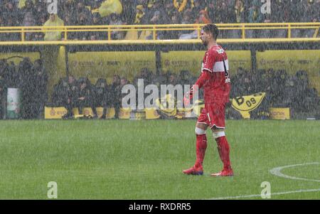 Dortmund, Germania. . 09Mar, 2019. firo: 09.03.2019, calcio, 2018/2019, 1.Bundesliga BVB Borussia Dortmund - VfB Stuttgart Ron Robert Zieler sotto la pioggia | Utilizzo di credito in tutto il mondo: dpa/Alamy Live News Foto Stock