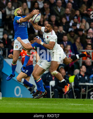 Twickenham, Londra, Regno Unito. 9 Mar, 2019. 09/03/2019 Joe Cokanasiga di Inghilterra e Angelo Esposito di Italia e Luca Morisi dell Italia durante il Guinness 6 Nazioni match tra Inghilterra e Italia a Twickenham Stadium. Credito: Paul Harding/Alamy Live News Foto Stock