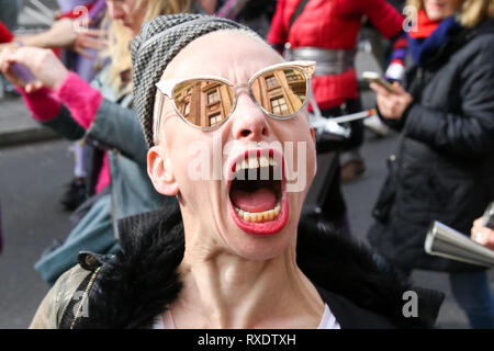 Londra, Regno Unito. 9 Mar, 2019. Migliaia di donne sono visti prendendo parte alla undicesimo anniversario di milioni di donne salire contro di genere la violenza nel centro di Londra. Quest anno il tema è "mai dimenticato", in solidarietà con le donne che hanno subito violenze e nella memoria di coloro che sono stati uccisi. Credito: Dinendra Haria/Alamy Live News Foto Stock