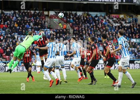 Huddersfield, Regno Unito. 09Mar, 2019. Bournemouth Portiere Artur Boruc punzoni la sfera chiara. Premier League, Huddersfield Town v AFC Bournemouth presso la John Smith's Stadium a Huddersfield sabato 9 marzo 2019. Questa immagine può essere utilizzata solo per scopi editoriali. Solo uso editoriale, è richiesta una licenza per uso commerciale. Nessun uso in scommesse, giochi o un singolo giocatore/club/league pubblicazioni. pic da Chris Stading/Andrew Orchard fotografia sportiva/Alamy Live news Credito: Andrew Orchard fotografia sportiva/Alamy Live News Foto Stock