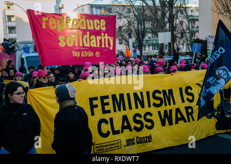 Berlin, Berlin, Germania. 8 Mar, 2019. I dimostranti sono visti i banner di contenimento durante la protesta.Migliaia di persone celebrano la Giornata internazionale della donna con proteste esigente per i diritti delle donne in Berlino. Credito: Lorena De La Cuesta SOPA/images/ZUMA filo/Alamy Live News Foto Stock