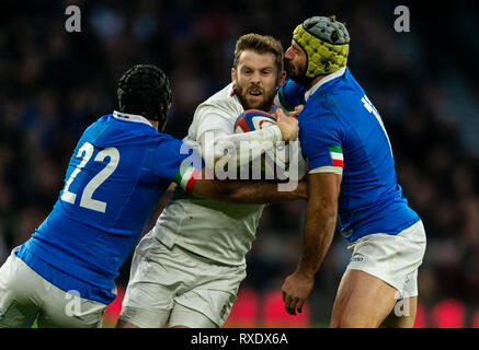 Twickenham, Londra, Regno Unito. Il 9 marzo 2019. 09/03/2019 Elliot Daly di Inghilterra e Angelo Esposito di Italia e Ian McKinley dell Italia durante il Guinness 6 Nazioni match tra Inghilterra e Italia a Twickenham Stadium. Credit:Paul Harding/Alamy Live News Foto Stock