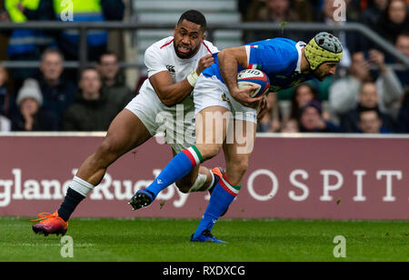 Twickenham, Londra, Regno Unito. Il 9 marzo 2019. 09/03/2019 Joe Cokanasiga di Inghilterra e Angelo Esposito dell Italia durante il Guinness 6 Nazioni match tra Inghilterra e Italia a Twickenham Stadium. Credit:Paul Harding/Alamy Live News Foto Stock