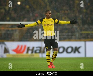 Dortmund, Germania. 09Mar, 2019. firo: 09.03.2019, calcio, 1.Bundesliga, stagione 2018/2019, BVB, Borussia Dortmund - VfB Stuttgart 3: 1 Manuel AKANJI, BVB e gesto | Credit: dpa/Alamy Live News Foto Stock