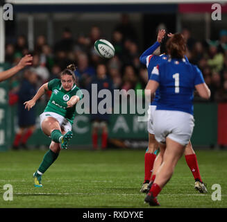 Energia Park, Dublin, Irlanda. 9 Mar, 2019. Womens Sei Nazioni di rugby, Irlanda contro la Francia; Nicole Fowley (Irlanda) calci in avanti Credito: Azione Sport Plus/Alamy Live News Foto Stock