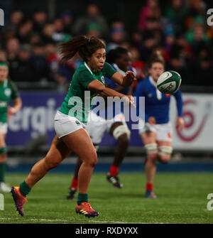 Energia Park, Dublin, Irlanda. 9 Mar, 2019. Womens Sei Nazioni di rugby, Irlanda contro la Francia; Sene Naoupu (Irlanda) passa la palla ampio credito: Azione Sport Plus/Alamy Live News Foto Stock