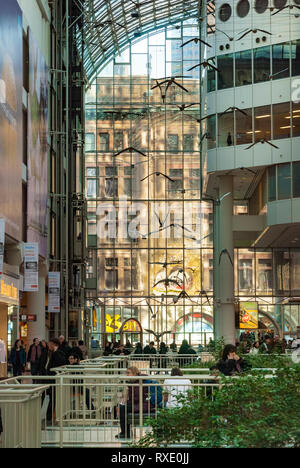 La folla lo shopping al Centro Eaton a Toronto Foto Stock